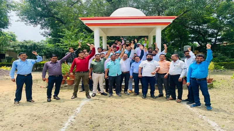बहराइच: बायोमेट्रिक हाजिरी के विरोध में शिक्षकों का धरना, काली पट्टी बांधकर जताया विरोध