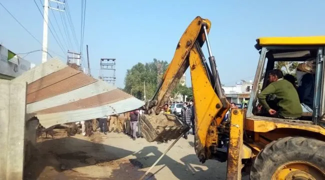 खटीमा: प्रशासन ने एनएच किनारे जेसीबी से हटाया अतिक्रमण 