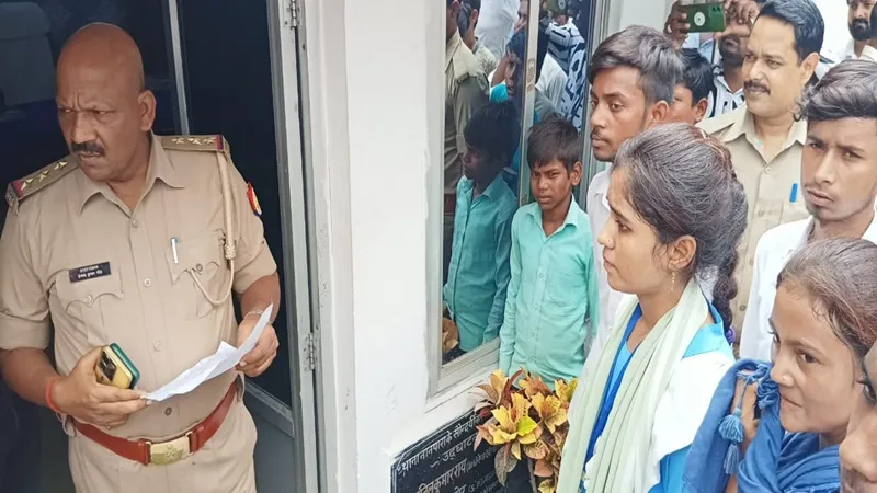 बहराइच: छात्रा ने अपशब्दों का किया विरोध तो शिक्षिका ने पीटा, कोतवाली में हंगामा, देखें Video