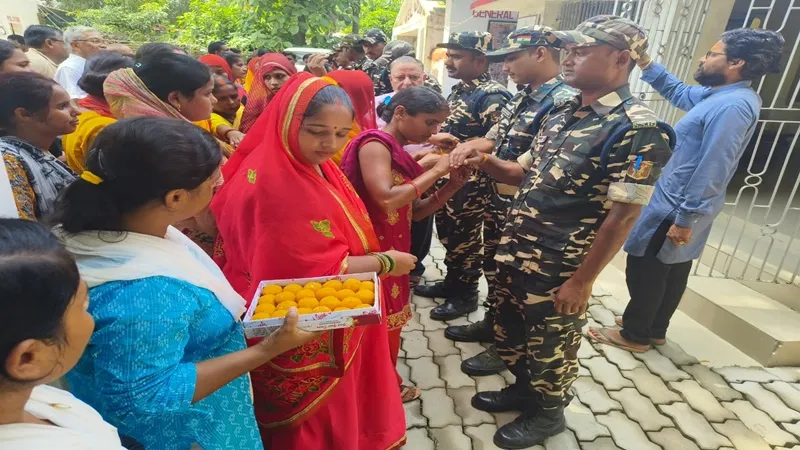 बहराइच: बहनों ने एसएसबी जवानों को बांधी राखी, देश और महिला सुरक्षा का दिलाया संकल्प 