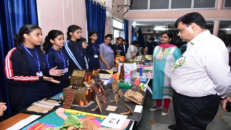 अयोध्या: सोशल सांइस प्रदर्शनी में मॉडल्स का प्रदर्शन कर छात्रों ने दिखाई प्रतिभा