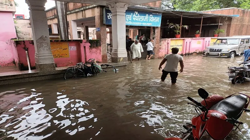 बहराइच: मूसलाधार बारिश से तर बतर हुआ तराई, मेडिकल कॉलेज बना तालाब, सड़कें हुईं जलमग्न, देखें Video 