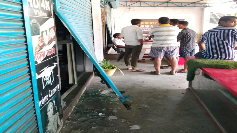 हरदोई: तीन दुकानों का शटर तोड़कर हजारों की चोरी, दुकानदारों आक्रोश 