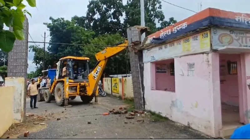 हरदोई: एसडीएम शाहाबाद की मौजूदगी में थाने पर गरजा बुलडोजर, तोड़ा गया हेल्प डेस्क, देखें Video