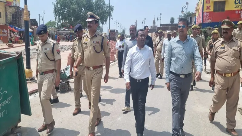 अयोध्या: मंडलायुक्त ने देखी विकास कार्यों की हकीकत, अधिकारियों को दिए आवश्यक निर्देश 