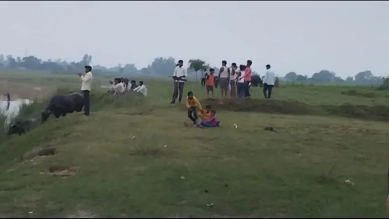 हरदोई: गर्रा नदी में मगरमच्छ देखने के लिए उमड़ी भीड़