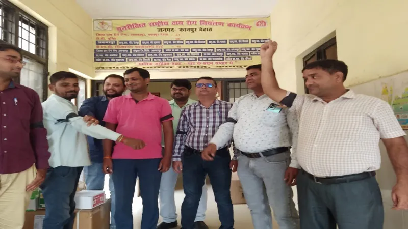 लखनऊ : काला फीता बांधकर टीबी कर्मचारियों ने दर्ज कराया विरोध