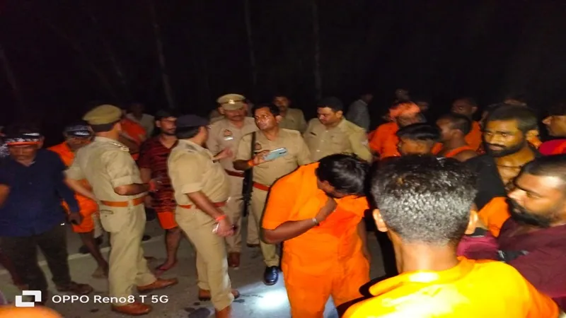 सीतापुर: ट्रक की टक्कर से किशोर की मौत, सड़क पर शव रखकर कांवड़ियों ने काटा हंगामा