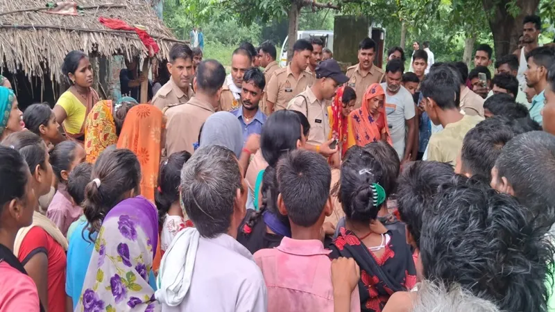 सीतापुर: विद्युत पोल से लटक रहे तारों की चपेट में आने से महिला की मौत, ग्रामीणों ने किया हंगामा 