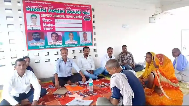 बहराइच: छुट्टा मवेशियों से निजात के लिए धरने पर बैठे किसान, आश्वासन पर भी नहीं पकड़े गए मवेशी