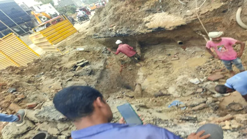 अयोध्या: गांधी पार्क के निकट पाइप लाइन समेत खोद डाली सड़क, छाया संकट