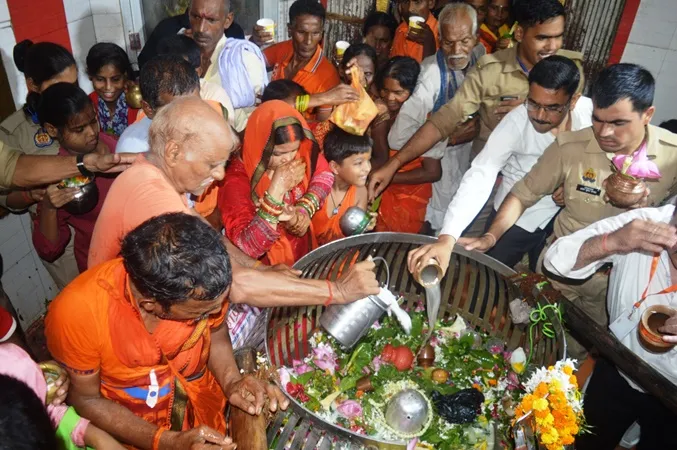 अयोध्या: नागपंचमी पर जलाभिषेक को मंदिरों में लगा श्रद्धालुओं का तांता 