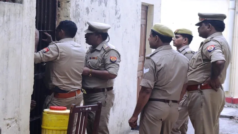 अयोध्या: कचहरी के लॉकअप में भिड़े  बंदी, फिर पेशी पर जाने से इंकार कर की नारेबाजी