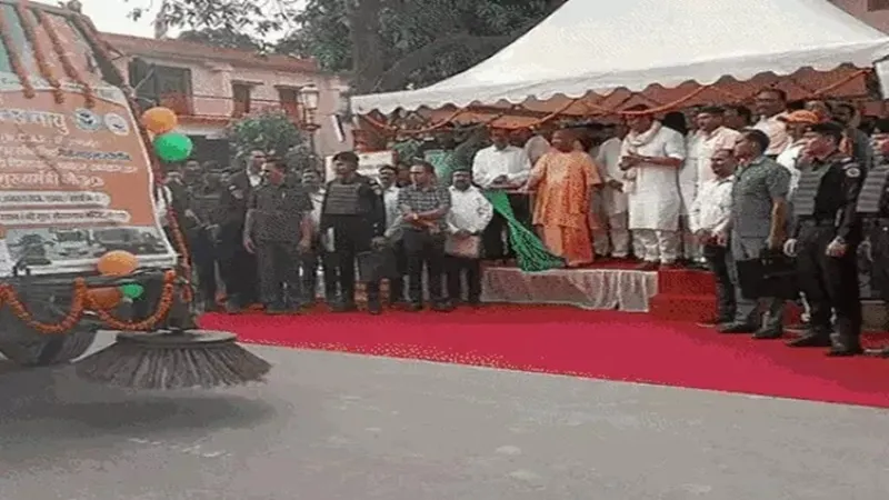 गोरखपुर: सीएम योगी ने 18 सफाई वाहनों को दिखाई हरी झंडी
