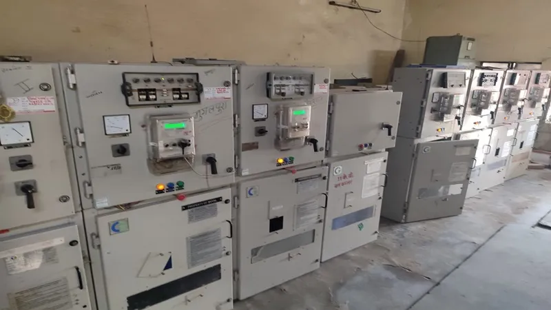 अयोध्या: 30 फीसदी फाल्ट और 40 फीसदी बढ़ी ट्रांसफार्मर खराबी, भीषण गर्मी में बिलबिला रहे हैं लोग