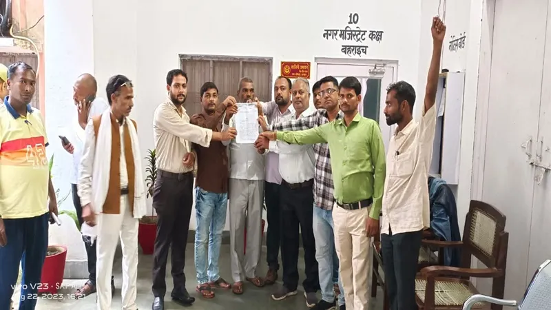बहराइच: बीडीओ के खिलाफ लामबंद हुए ग्राम प्रधान, सौंपा ज्ञापन, जानें मामला