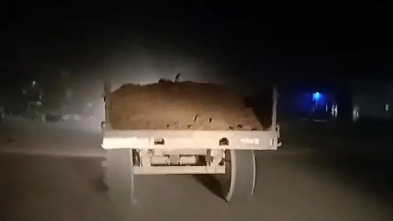 रायबरेली: रात के अंधेरे में छलनी की जा रही सई नदी  की गोदी, पुलिस की मिलीभगत से हो रहा खनन