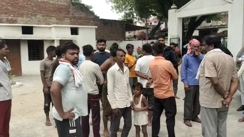 रायबरेली: प्राथमिक विद्यालय में ताला लगाने पर भड़के अभिभावक, कार्रवाई के लिए अनिश्चितकालीन धरना शुरू 