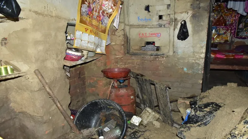 सीतापुर: लगातार हो रही बारिश से भरभरा कर गिरी कच्ची कोठरी, बाल-बाल बचे लोग