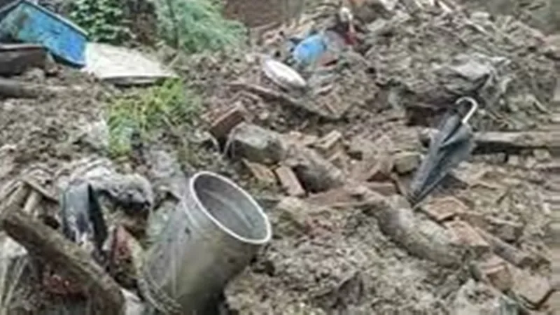 उन्नाव: बारिश ने बरपाया कहर, कच्चे मकान की छत गिरने से दबीं मां-बेटी