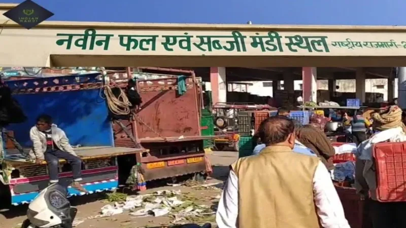 आगरा : सब्जियों की लगातार आवक के बावजूद मनमाने दाम वसूल रहे फुटकर दुकानदार 