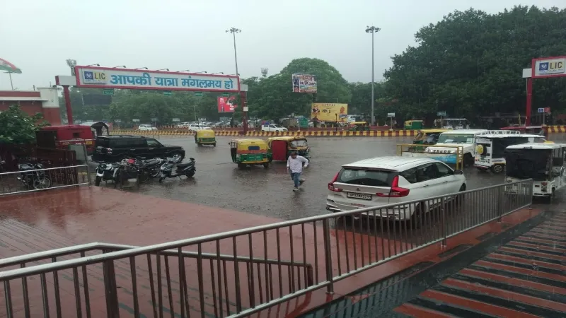 लखनऊ में तेज बारिश, ऑफिस टाइम होने से लग रहा जाम 
