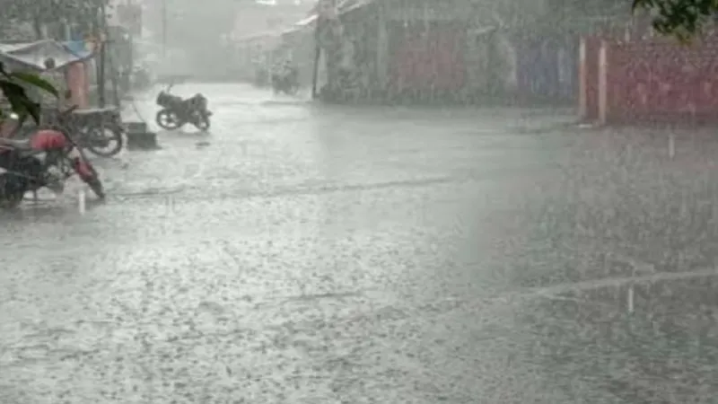 UP Weather : लखनऊ समेत कई जगह हो रही बारिश, जलभराव से बढ़ी मुश्किलें 