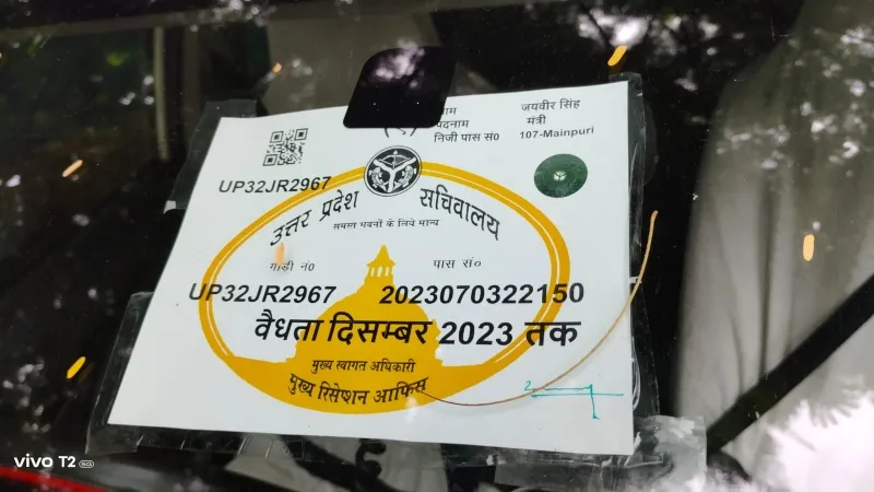 लखनऊ: ट्रैफिक नियम के उल्लंघन पर मंत्री जयवीर सिंह के स्कॉर्ट की गाड़ी का कटा चालान 