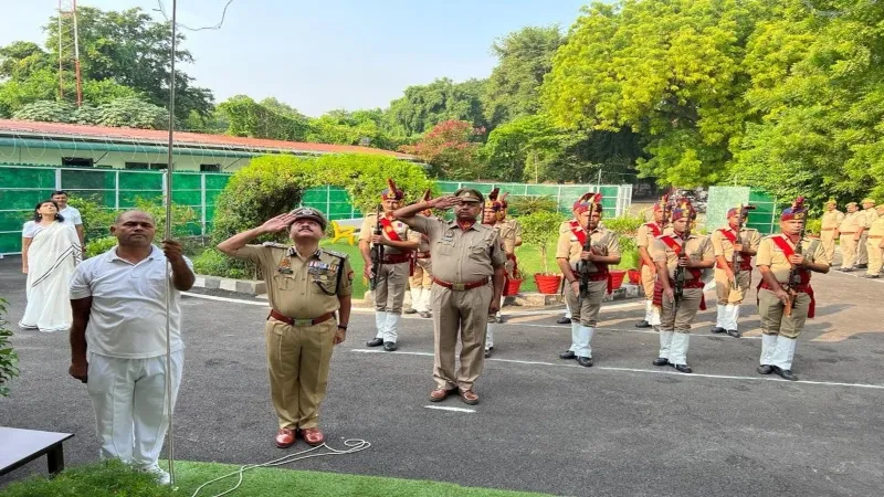 Independence Day 2023 : कानपुर पुलिस लाइन में शान से फहराया तिरंगा, दी गई सलामी 