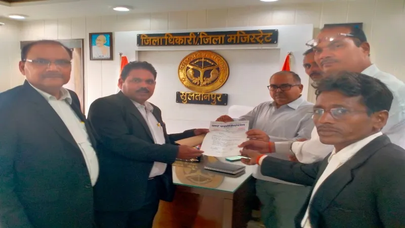 सुल्तानपुर : हापुड़ में वकीलों पर लाठीचार्ज के विरोध में सौंपा ज्ञापन, न्यायिक कार्य से रहे विरत 