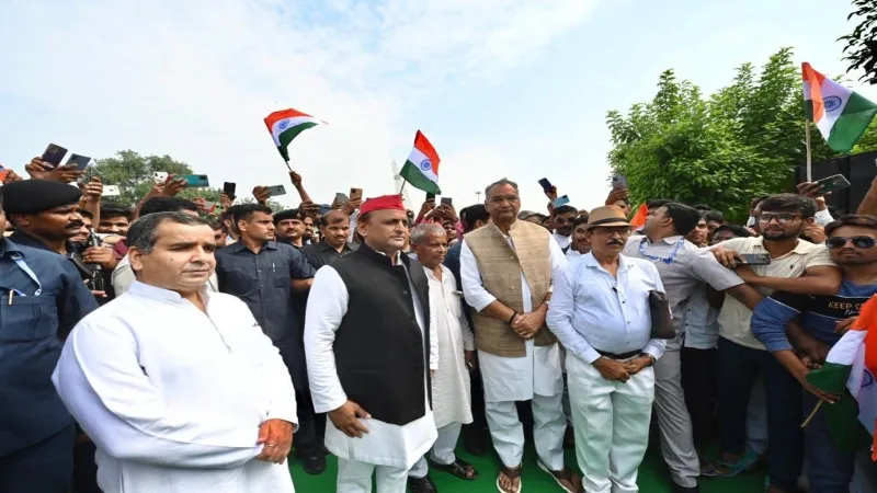 अखिलेश यादव ने सैफई में किया ध्वजारोहण, कही ये बात  