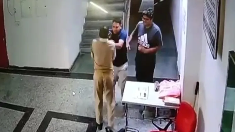 Bahraich Medical College : पीआरडी जवान और दो अन्य लोगों को प्रोफेसर ने पीटा, प्राचार्य ने जांच के दिए निर्देश