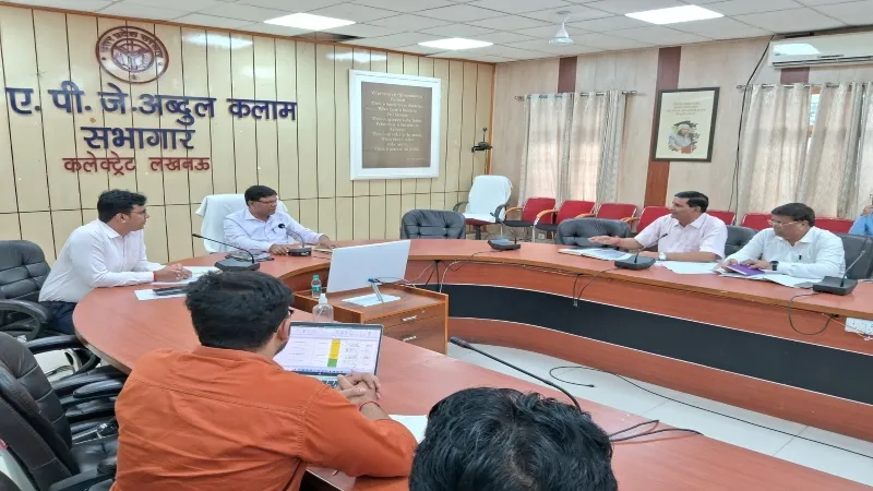 लखनऊ DM ने दी चेतावनी - विद्यालय में फर्नीचर नहीं पहुंचा तो करेंगे कार्रवाई