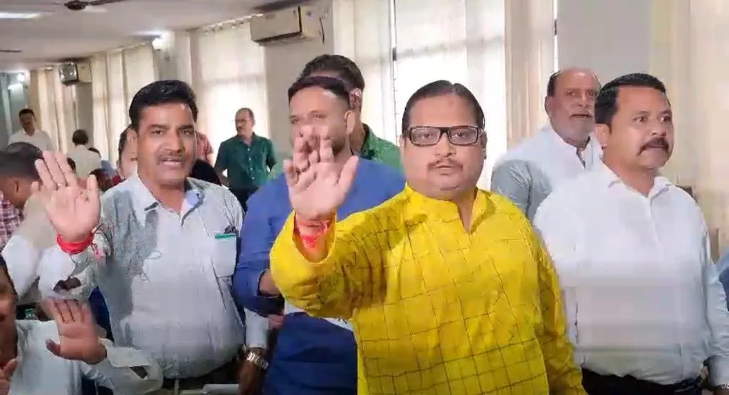 हल्द्वानी: कांग्रेस के पार्षदों के भारी हंगामे के बीच नगर निगम की अंतिम बोर्ड बैठक संपन्न