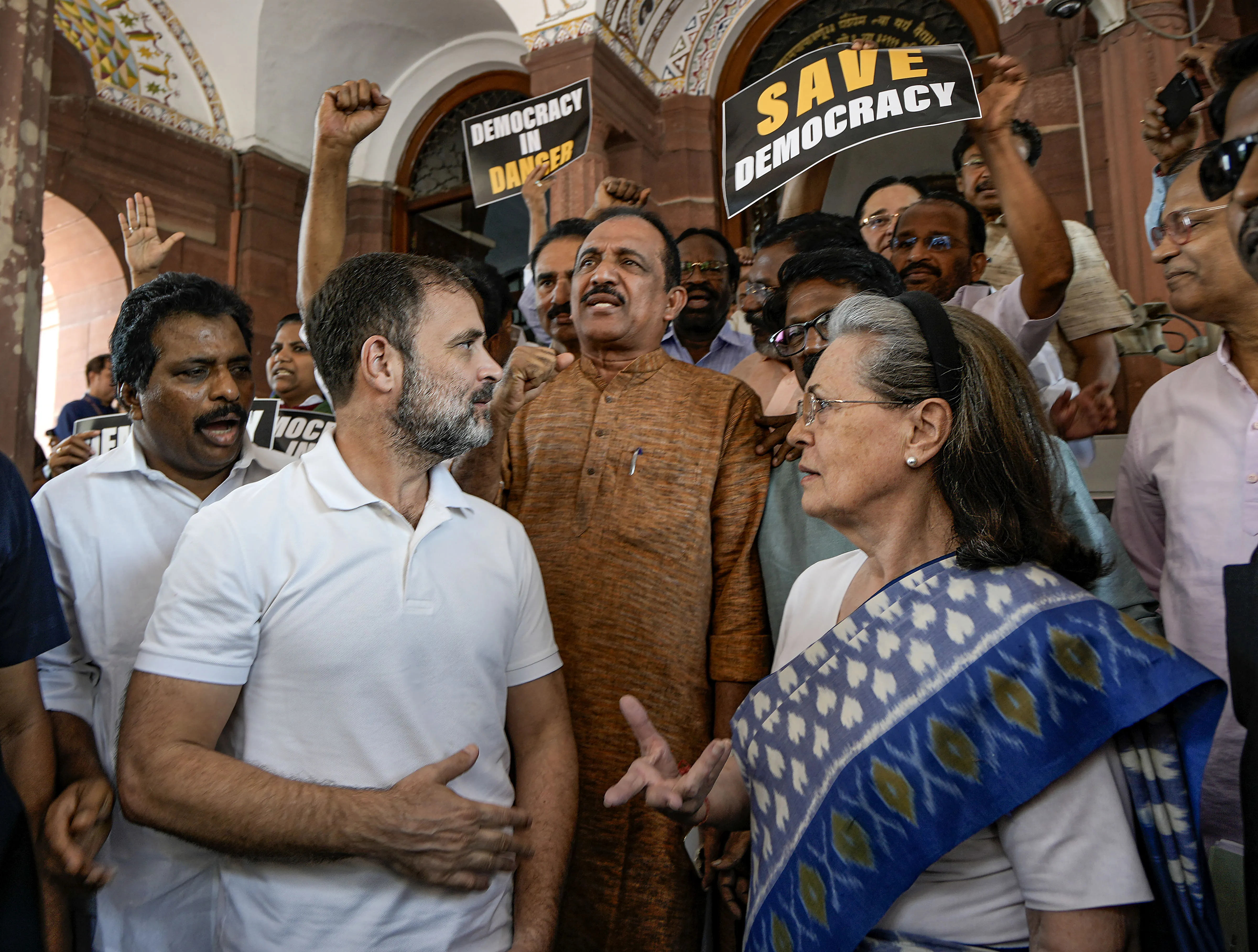 चौधरी के निलंबन के मुद्दे को लेकर खड़गे, राहुल समेत विपक्षी सांसदों ने किया प्रदर्शन 