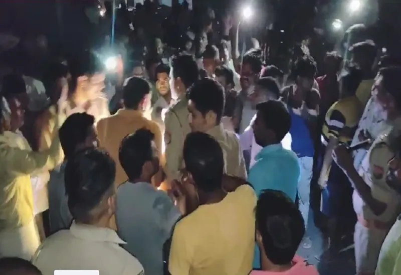 मुरादाबाद : तेज रफ्तार स्कार्पियो ने बाइक सवार युवकों को कुचला, दो लोगों की मौत...गुस्साए ग्रामीणों ने किया हंगामा