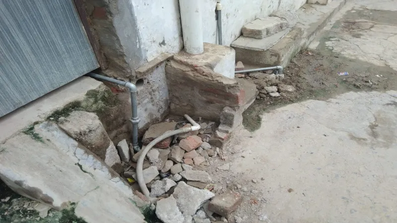 जल जीवन मिशन : बिना कनेक्शन दिए गलियों में बिछा दी गई पाइप लाइन