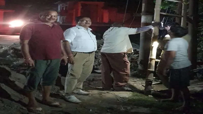 अयोध्या : निर्माण एजेंसी की जेसीबी ने फिर काटी 33 केवीए लाइन, ठप रही आपूर्ति