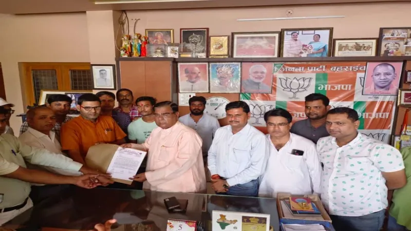 बहराइच सांसद के आवास की घंटी बजा अटेवा ने की ओपीएस बहाली की मांग