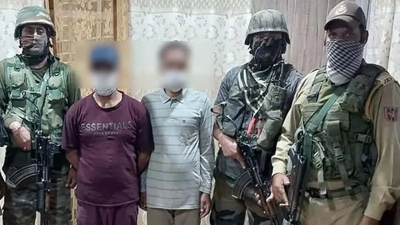 सोपोर में लश्करे तैयबा के दो आतंकवादी सहयोगी गिरफ्तार 