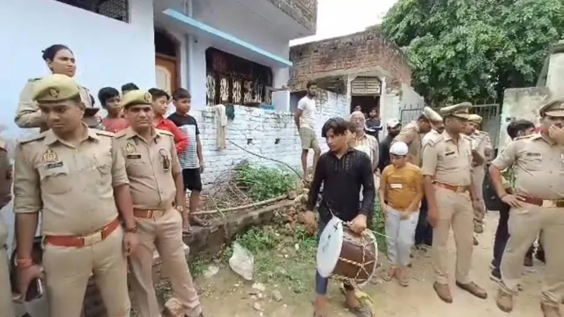 प्रयागराज : गुड्डू मुस्लिम भगोड़ा घोषित, पुलिस ने डुगडुगी बजवाकर कराई मुनादी