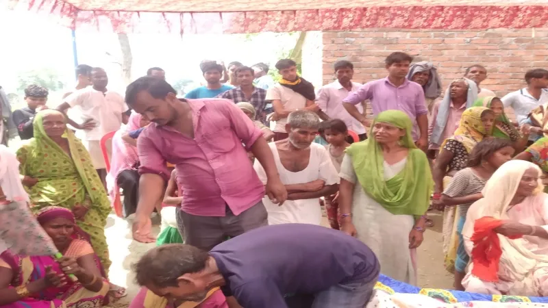 बहराइच : छत पर चढ़े किसान की करंट लगने से मौत