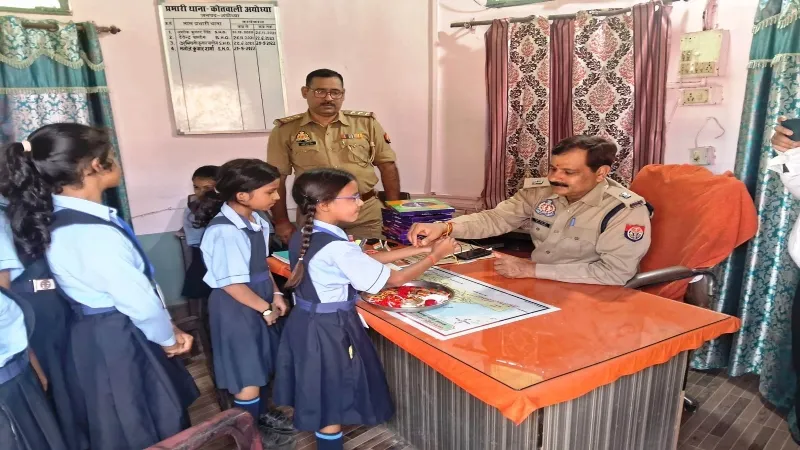 अयोध्या : स्कूली बच्चों ने पुलिस कर्मियों को बांधा रक्षासूत्र, लिया सुरक्षा का आश्वासन