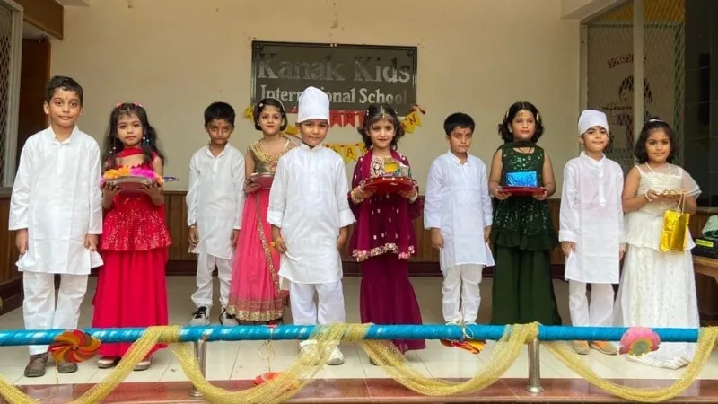 अयोध्या : बच्चों ने उल्लास के साथ मनाया रक्षाबंधन, तिलक लगाकर बांधी राखी   