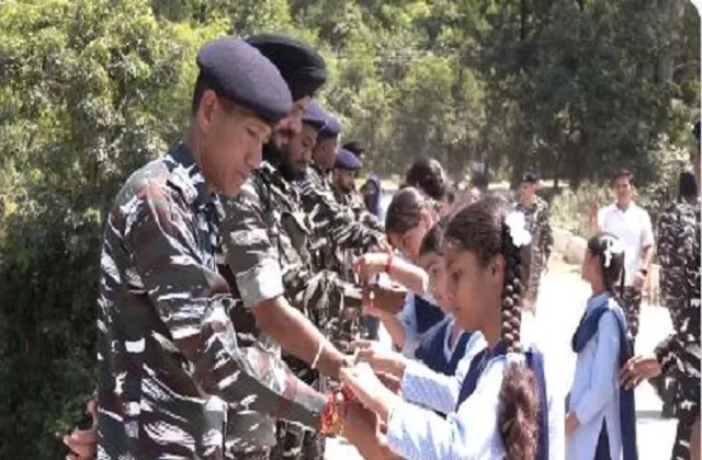 जम्मू-कश्मीर: स्कूली छात्राओं, महिलाओं ने एलओसी पर सैनिकों के साथ मनाया रक्षा बंधन का पर्व 