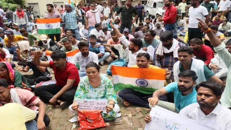 UP News : लखनऊ में बीएड अभ्यर्थियों ने किया जोरदार प्रदर्शन, कहा - कोर्ट निर्णय पर अध्यादेश लाये सरकार 