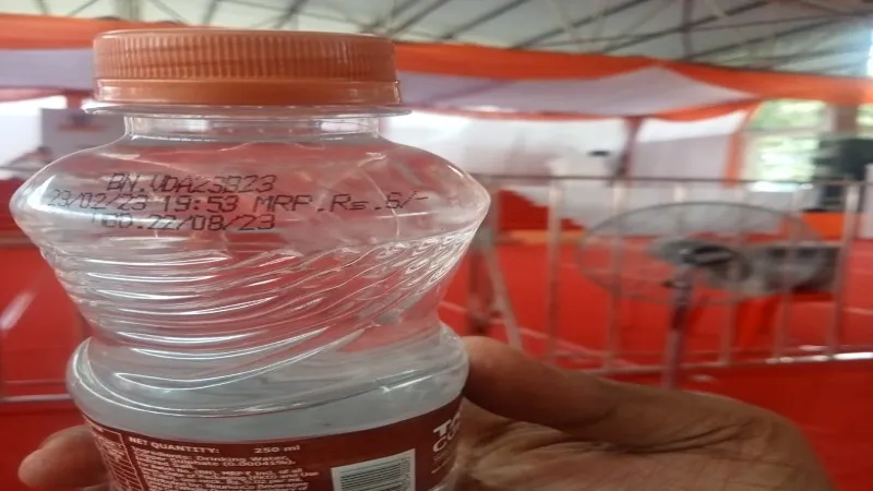 बाराबंकी : CM योगी के आने से पहले बाढ़ पीड़ितों को बांटा गया एक्सपायरी डेट पानी