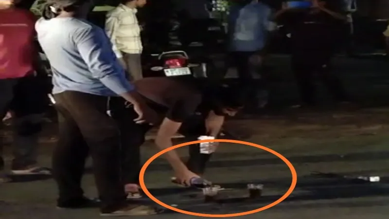 हरदोई में बीच सड़क जाम छलकाते दो युवक गिरफ्तार, वायरल वीडियो पर पुलिस ने की कार्रवाई 