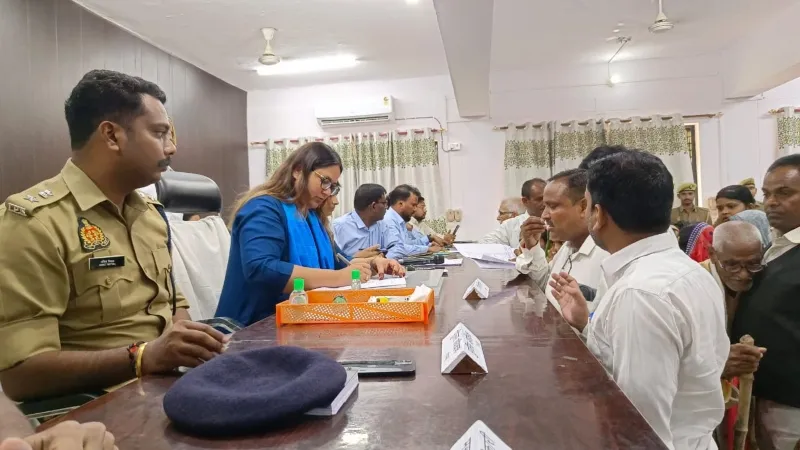 साहब! बेटे की मौत के जिम्मेदारों को नहीं पकड़ रही पुलिस, हाथ जोड़कर DM-SP के सामने रो पड़ी मां  
