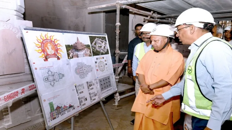 अयोध्या में सीएम योगी ने किये रामलला के दर्शन, मंदिर निर्माण कार्यों की ली जानकारी  